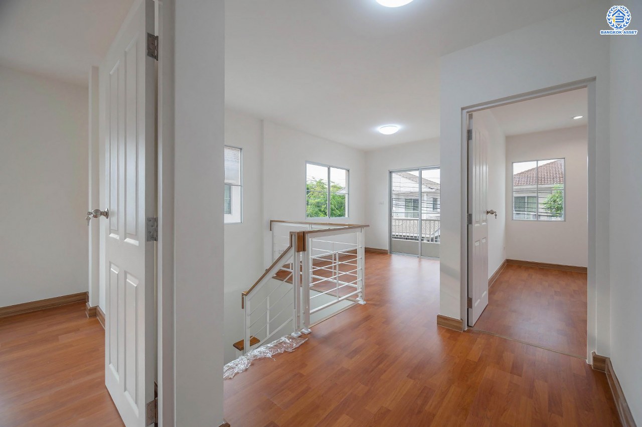 บ้านมือสองตกแต่งใหม่ คุณภาพแบรนด์ LH โครงการ ชัยพฤกษ์ ราชพฤกษ์-แจ้งวัฒนะ เนื้อที่ 66 ตร.ว. ฟังก์ชัน 3 ห้องนอน 3 ห้องน้ำ 2 ที่จอดรถ ภายในตกแต่งหรูหรา บนทำเลติดถนนราชพฤกษ์ เชื่อมสู่แจ้งวัฒนะได้อย่างรวดเร็ว ใกล้รถไฟฟ้าสายสีชมพู "ปากเกร็ด" จุดขึ้นทางด่วน "แจ้งวัฒนะ" โรบินสัน ไลฟ์สไตล์ ราชพฤกษ์ และ โลตัส นอร์ธราชพฤกษ์